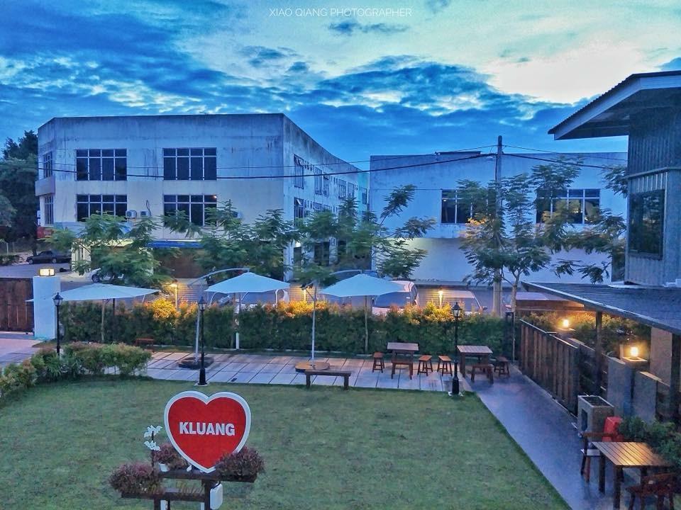 Kluang Container Swimming Pool Hotel Exterior foto