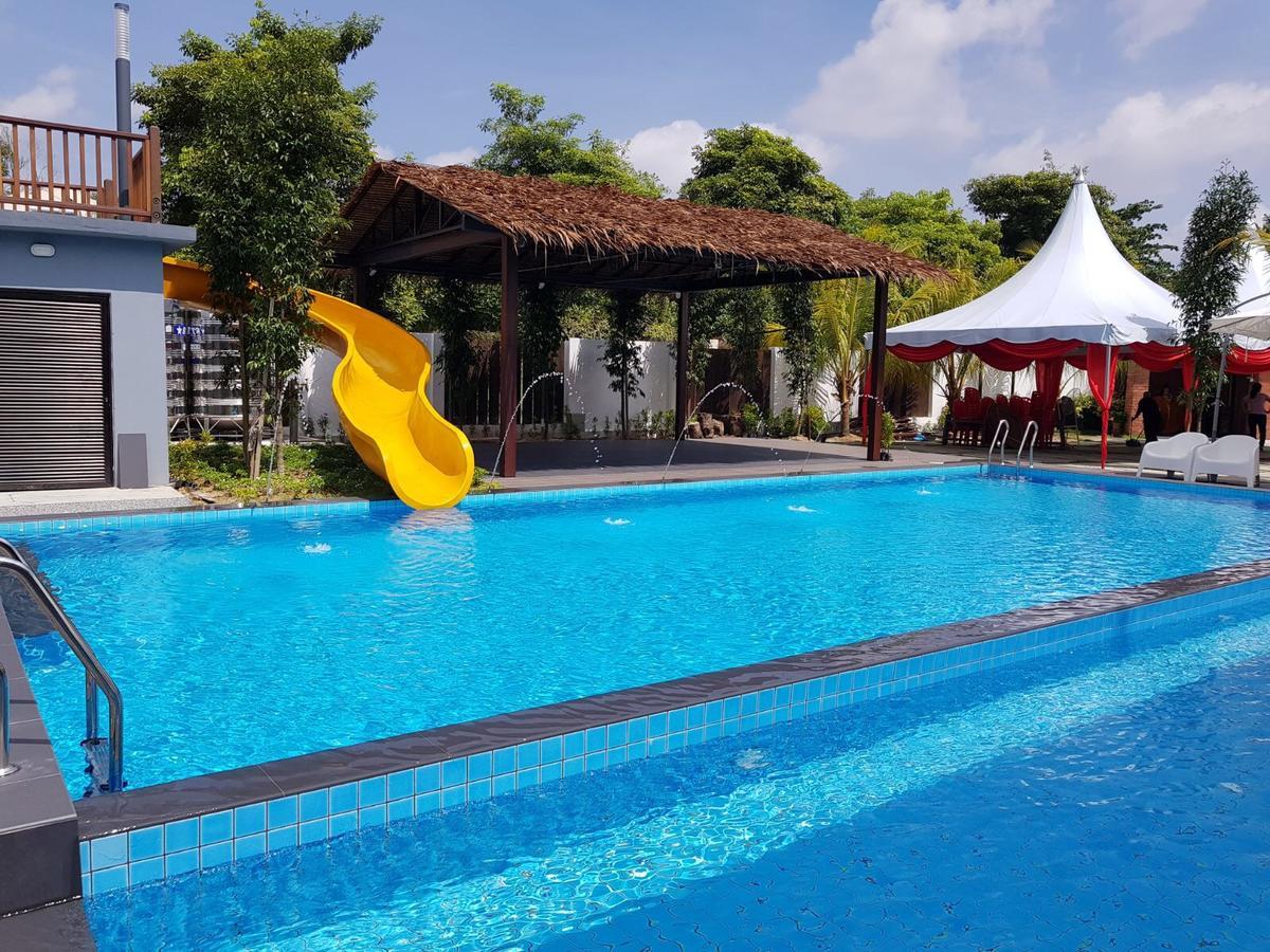 Kluang Container Swimming Pool Hotel Exterior foto
