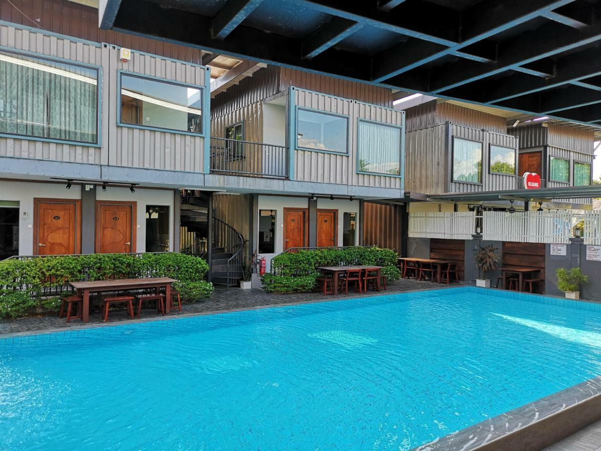 Kluang Container Swimming Pool Hotel Exterior foto