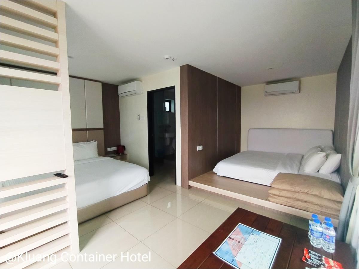Kluang Container Swimming Pool Hotel Exterior foto