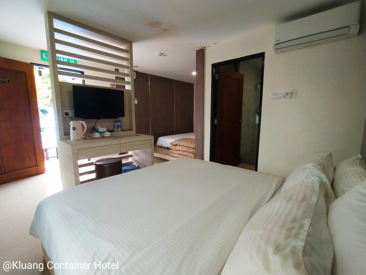 Kluang Container Swimming Pool Hotel Exterior foto